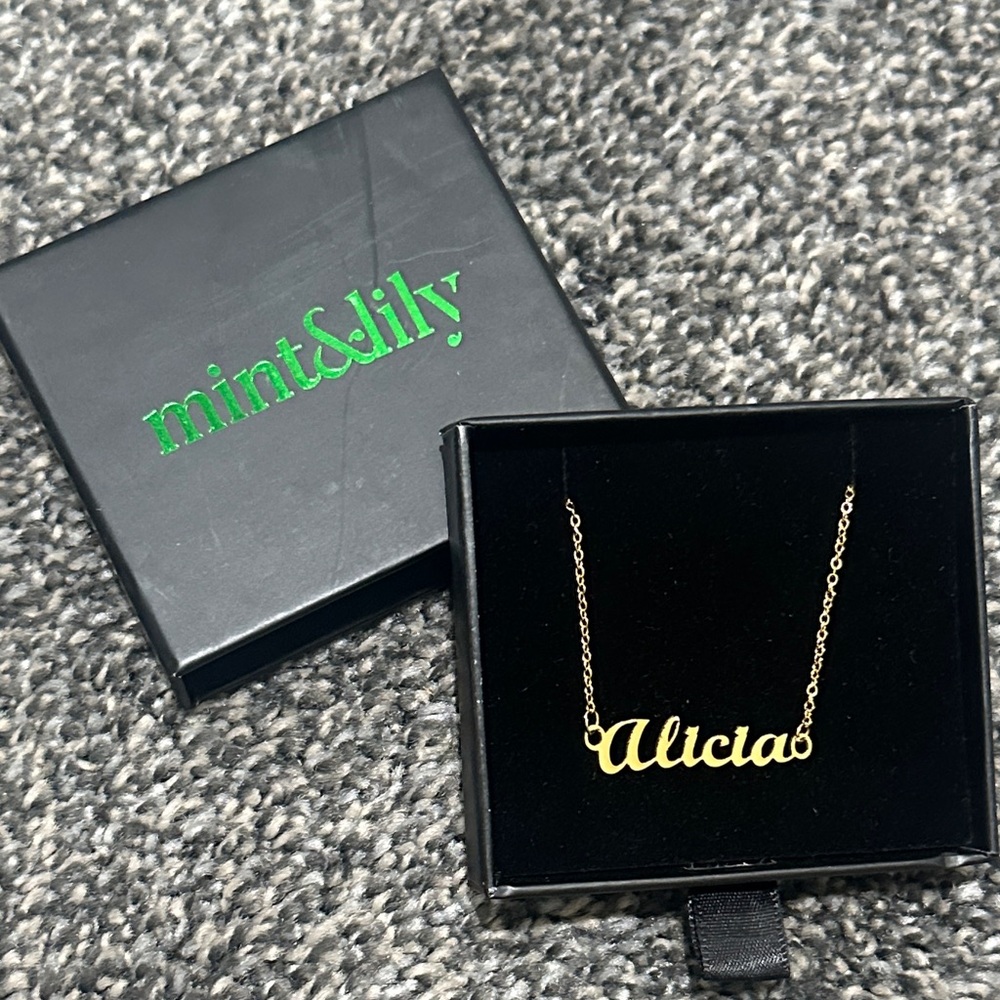 Mint & Lily Gold Name Necklace - Alicia